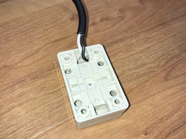 壊れたスイッチ　割れたコンセント　新しい物に交換　配線は既存使用　部品代別途サービスの画像