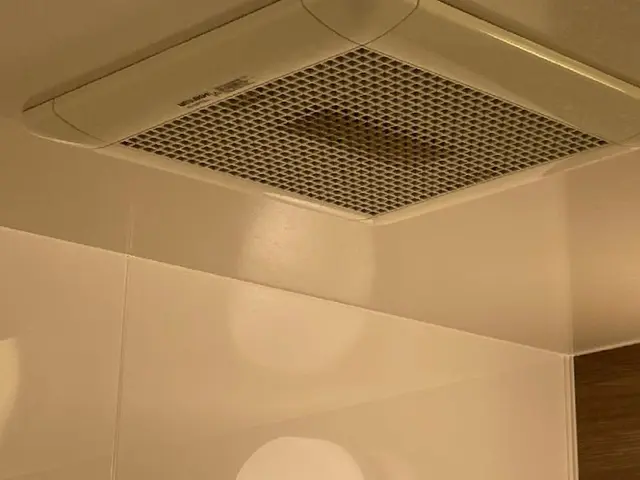 電気工事士が浴室換気扇取り返えします。禁煙者の写真の本人！　paypay使えますサービスの画像