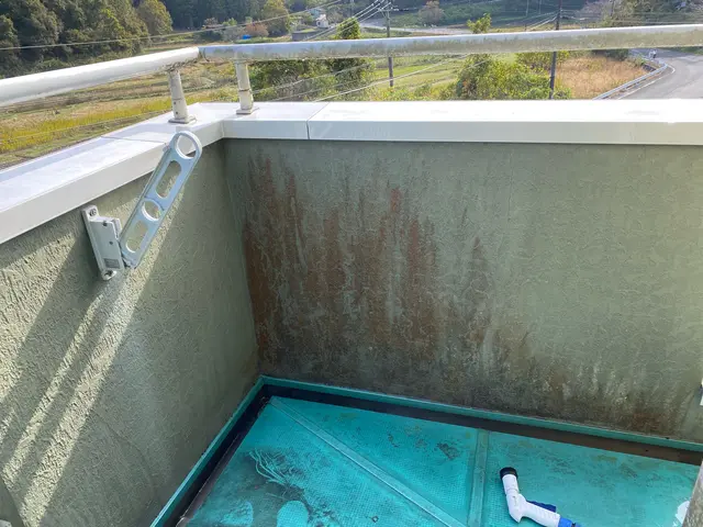 【ゴミや汚れを一掃！】◎床や壁の雨だれ、溝、排水口に薬品を塗布してブラッシング！サービスの画像