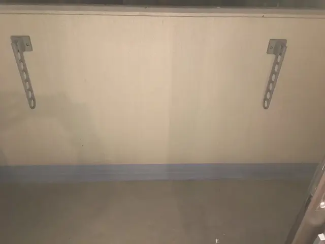 【ゴミや汚れを一掃！】◎床や壁の雨だれ、溝、排水口に薬品を塗布してブラッシング！サービスの画像