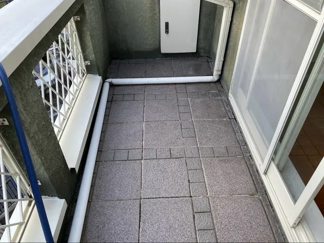 【ゴミや汚れを一掃！】◎床や壁の雨だれ、溝、排水口に薬品を塗布してブラッシング！サービスの画像