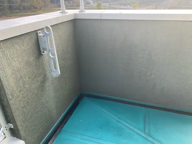 【ゴミや汚れを一掃！】◎床や壁の雨だれ、溝、排水口に薬品を塗布してブラッシング！サービスの画像