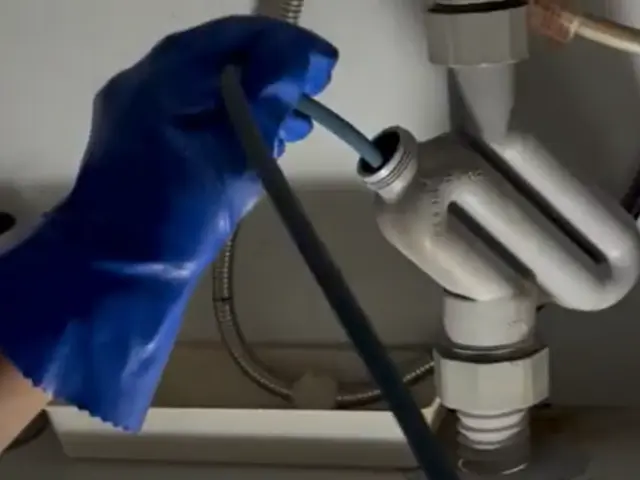 排水管の中を専用のカメラで確認しながら、確実にきれいにします。サービスの画像