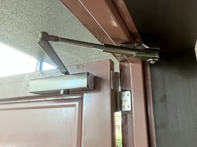 オイルが命！ケガやドアが破損する前にドアクローザー交換！サービスの画像