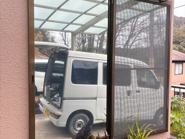 暑さ・防犯・目隠し対策！1枚からプロが貼る窓ガラスフィルム施工サービスの画像