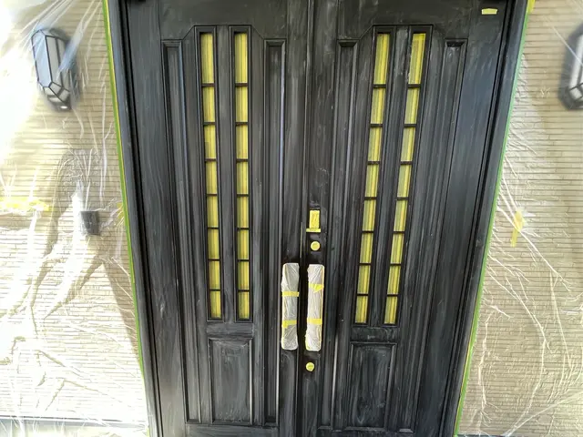 玄関ドア塗装　凹み等の補修〜再塗装までお受け可能です！木目柄も再現します！サービスの画像