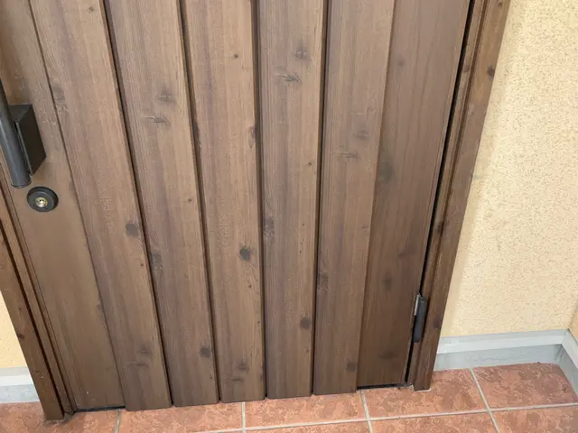 玄関ドア塗装　凹み等の補修〜再塗装までお受け可能です！木目柄も再現します！サービスの画像