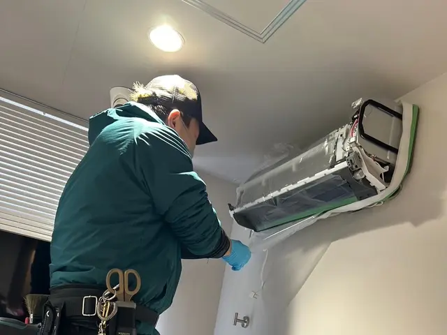 「エアコンつけると臭い…」そんな方ぜひお任せください。黒カビ、臭い徹底除去！！サービスの画像