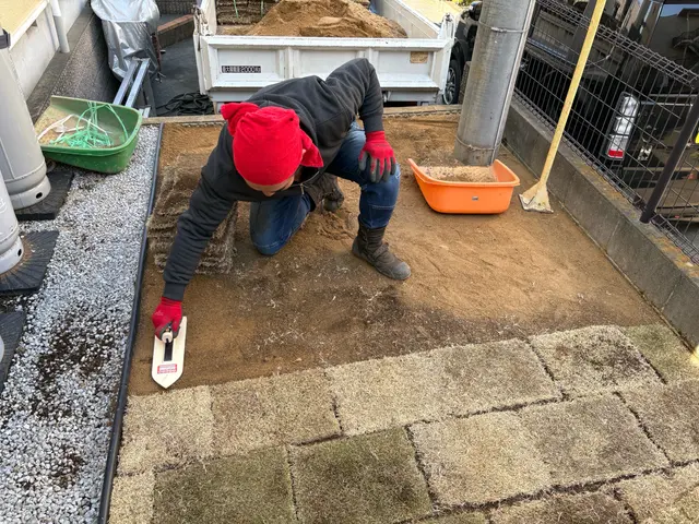 親戚から天然芝直送！確かな技術で土壌からしっかり改良！緑になるまで保証いたしますサービスの画像