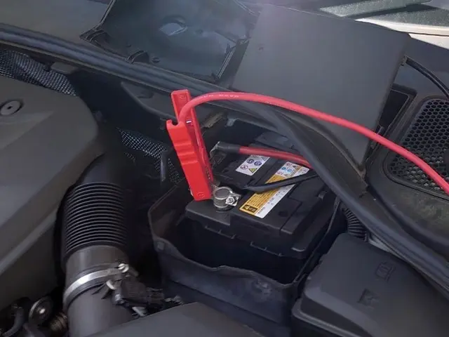 【本日可】車・バイクのバッテリー交換はお任せ下さい！ジャンピング充電も可能です。サービスの画像