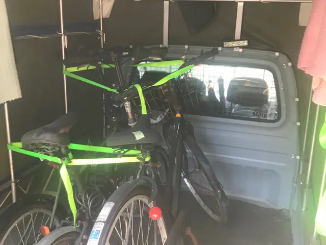 天候に左右されない幌付き車両！関連備品も無料で運びます！サービスの画像