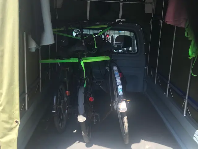 天候に左右されない幌付き車両！関連備品も無料で運びます！サービスの画像