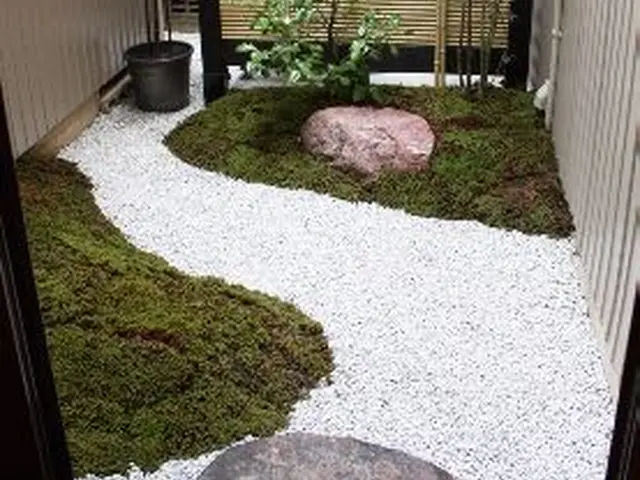 お庭や駐車場に砂利はいかがでしょうか！防草シート同時施工可♪防犯対策にもなりますサービスの画像