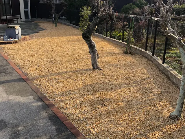 お庭や駐車場に砂利はいかがでしょうか！防草シート同時施工可♪防犯対策にもなりますサービスの画像