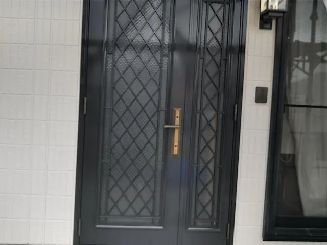 どんなドアでもお任せを!アルミ　木部　鉄分など一部塗れない素材もあります。サービスの画像