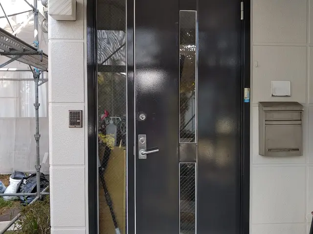 どんなドアでもお任せを!アルミ　木部　鉄分など一部塗れない素材もあります。サービスの画像