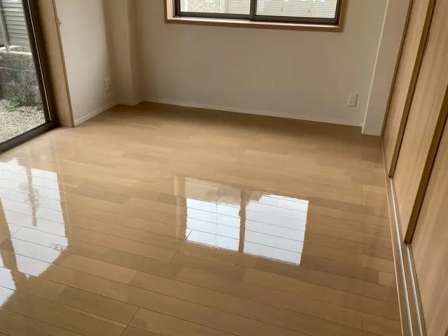 黒ずみ・シミなど一度洗浄して新居の輝きを再現します。☆旧ワックスの剥離☆サービスの画像