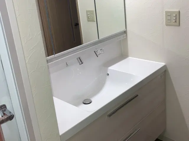 洗面台交換はお任せ下さい。火災保険対応現地見積もり無料、お気軽にお問い合わせを。サービスの画像