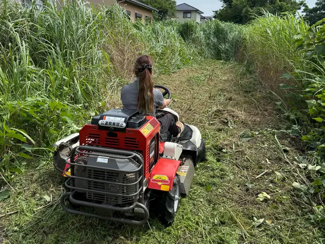 「頼んでよかった」と言われる草刈りを夫婦で丁寧対応・乗用草刈機で効率作致します。サービスの画像