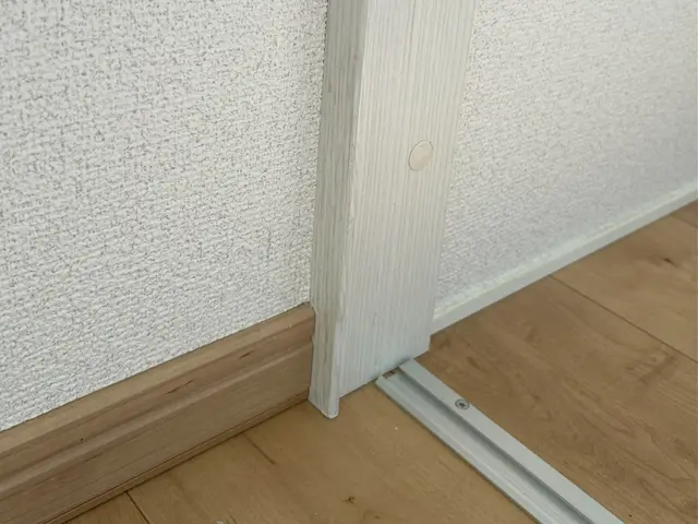 一度ご相談ください。フローリング、枠のキズ凹みを直します。サービスの画像