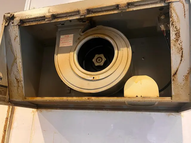 ファンまでしっかり分解して洗浄します！《安心の損害保加入》丁寧で綺麗に仕上げますサービスの画像