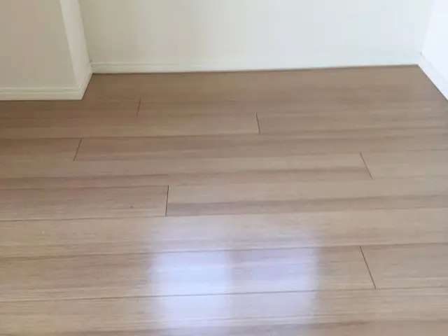 他を圧倒する究極の光沢仕上げ！床を熟知した職人による技術で安心保証。施工後保証有サービスの画像