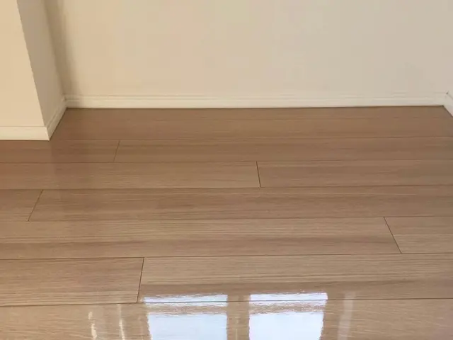 他を圧倒する究極の光沢仕上げ！床を熟知した職人による技術で安心保証。施工後保証有サービスの画像
