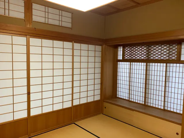 張替えて明るい部屋へ、破れにくい紙もご用意。取外～取付まで弊社にお任せくださいサービスの画像