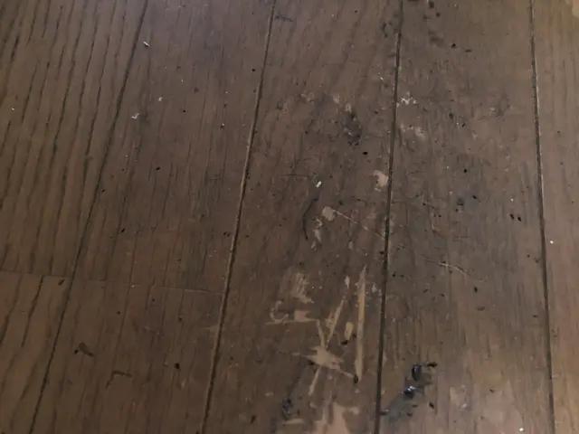 ワックス仕上げ！女性スタッフが一人で作業します。サービスの画像