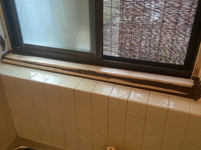 戸建て　浴室の窓枠下部の補修施工サービスの画像