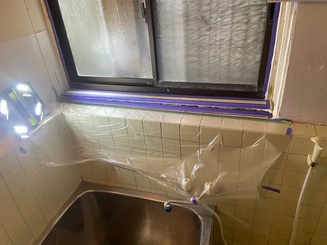 戸建て　浴室の窓枠下部の補修施工サービスの画像