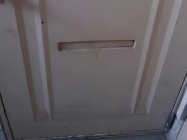 玄関塗装致します！サービスの画像