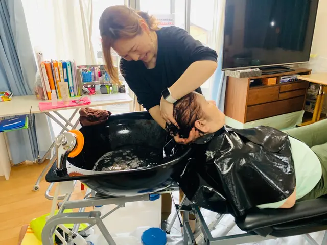 国家資格を持ち介護の資格を取得し、住み慣れた自宅や介護施設へお伺いしています。サービスの画像