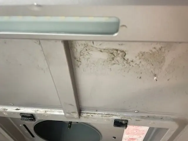 なかなか取れないレンジフードの油よごれの除去はプロにお任せ下さい。サービスの画像