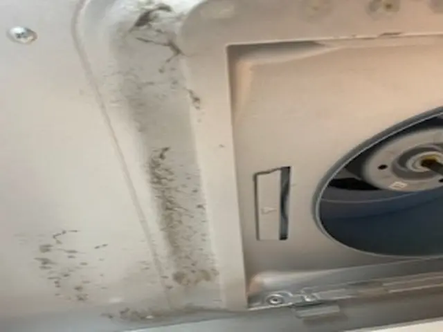 なかなか取れないレンジフードの油よごれの除去はプロにお任せ下さい。サービスの画像