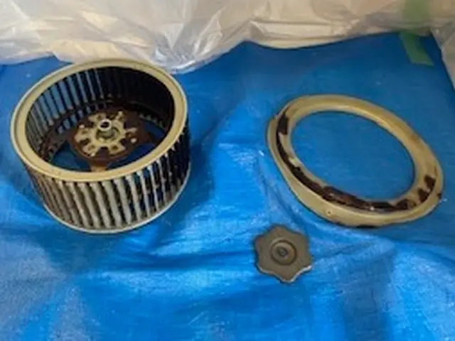 なかなか取れないレンジフードの油よごれの除去はプロにお任せ下さい。サービスの画像