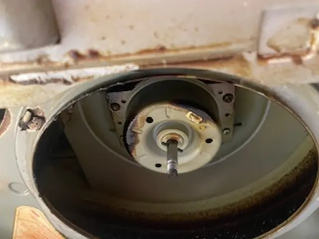 なかなか取れないレンジフードの油よごれの除去はプロにお任せ下さい。サービスの画像