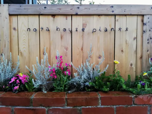 【神奈川近郊】意外と大変な防草シートはプロにお任せを！◇安心価格◇お見積り無料◇サービスの画像