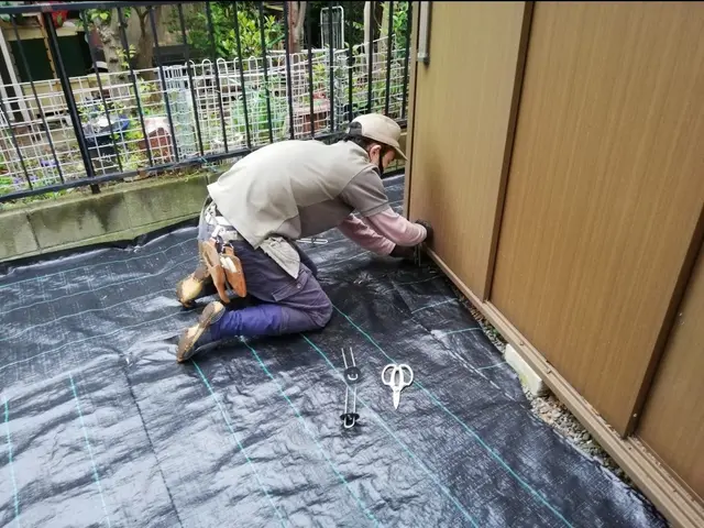 【神奈川近郊】意外と大変な防草シートはプロにお任せを！◇安心価格◇お見積り無料◇サービスの画像