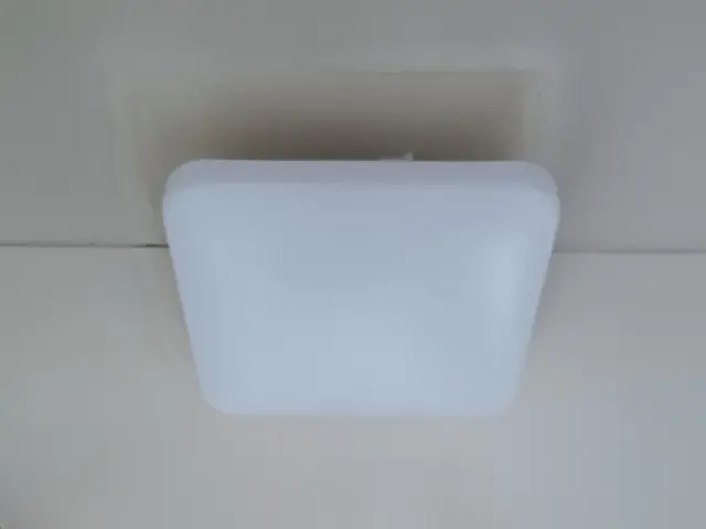 傾斜壁やロフト、階段の途中などの高い所の交換もご相談ください。サービスの画像