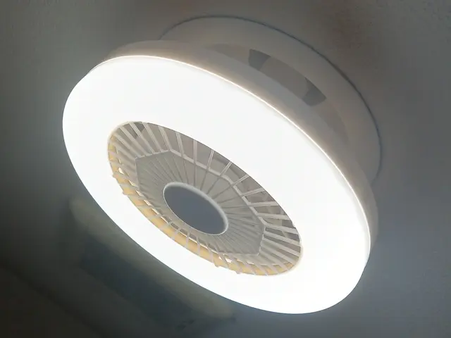 傾斜壁やロフト、階段の途中などの高い所の交換もご相談ください。サービスの画像