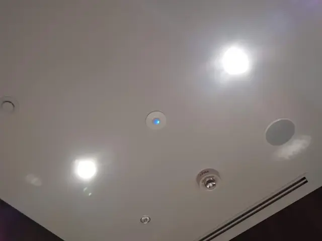 傾斜壁やロフト、階段の途中などの高い所の交換もご相談ください。サービスの画像