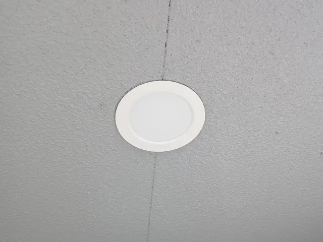 傾斜壁やロフト、階段の途中などの高い所の交換もご相談ください。サービスの画像