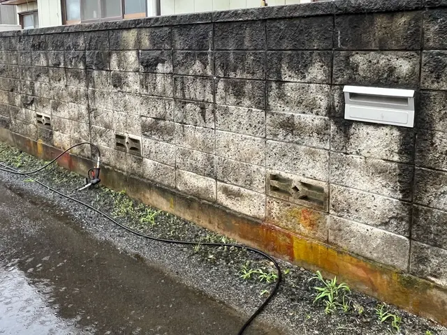 駐車場のコンクリート床や塀などの高圧洗浄サービスの画像