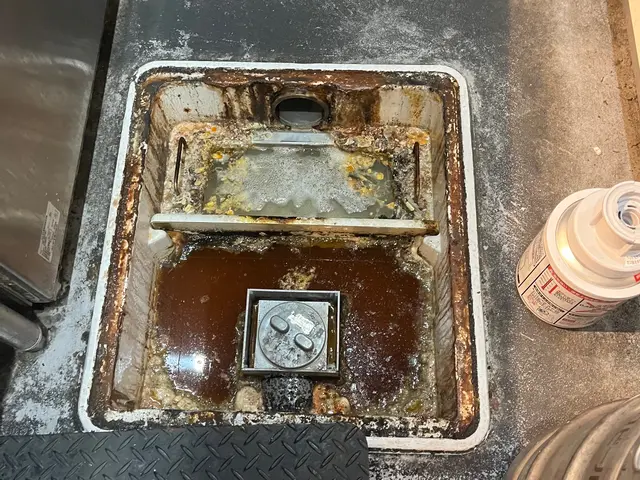 グリストラップ清掃サービスの画像