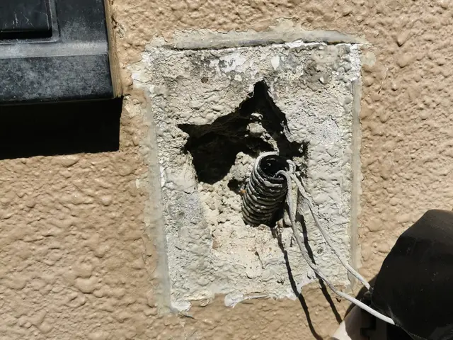 古いチャイム〜カメラ付きドアホン交換で安心生活サービスの画像