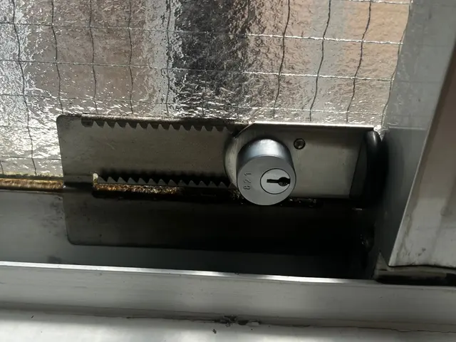 【駐車場代当社負担・出張費・見積費無料】鍵（補助錠）の交換・新規取り付けサービスの画像