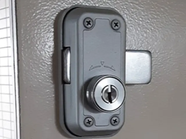 【駐車場代当社負担・出張費・見積費無料】鍵（補助錠）の交換・新規取り付けサービスの画像