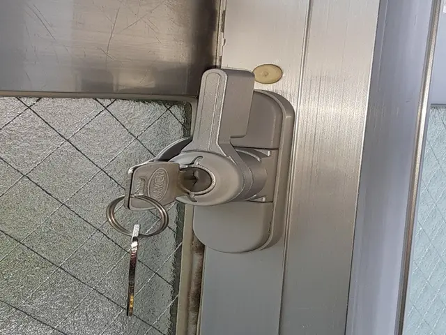 【駐車場代当社負担・出張費・見積費無料】鍵（補助錠）の交換・新規取り付けサービスの画像