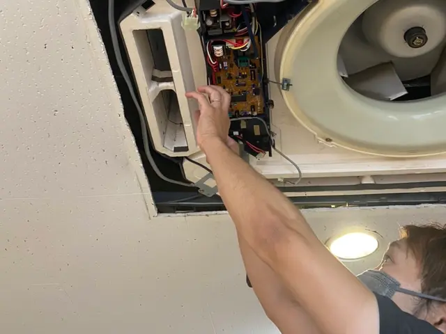 ☆業務用天井埋め込みエアコン価格☆家庭用天井埋め込み対応可能☆サービスの画像